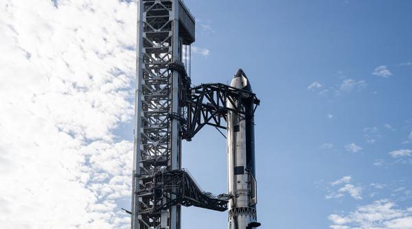 spacex vrea sa puna un miliardar la conducerea primului zbor cu echipaj uman spre marte