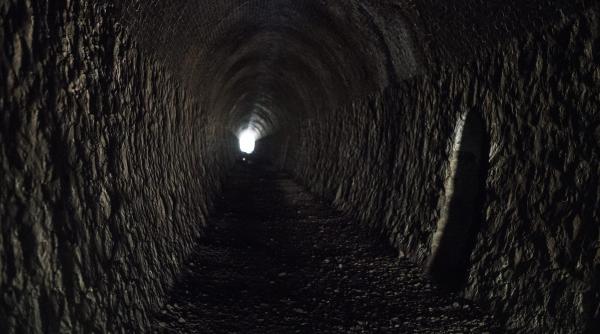 un tunel subteran urias a fost descoperit intamplator langa ierusalim arheologii nu ii pot explica originea