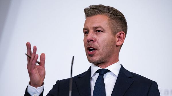 peter magyar isi taie salariul la jumatate fata de viktor orban toti politicienii din ungaria vor castiga mai putini bani