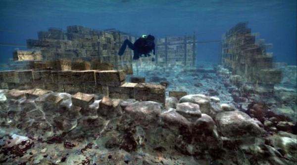 sub apele limpezi ale mediteranei se afla strazi case ziduri si chiar morminte cel mai vechi oras scufundat din lume