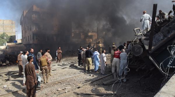un tren a fost aruncat in aer de un terorist kamikaze in tara cu rol de mediator cheie intre sua si iran sunt zeci de morti