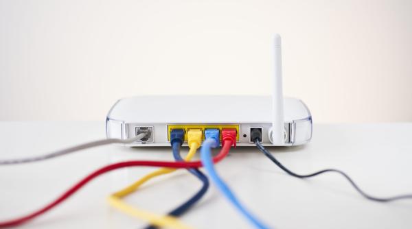De ce tot mai mulți oameni pun folie de aluminiu în spatele routerului Wi-Fi