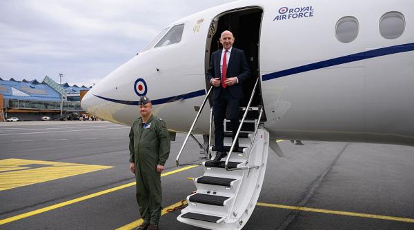 rusii au bruiat semnalul gps al avionului ministrului britanic al apararii