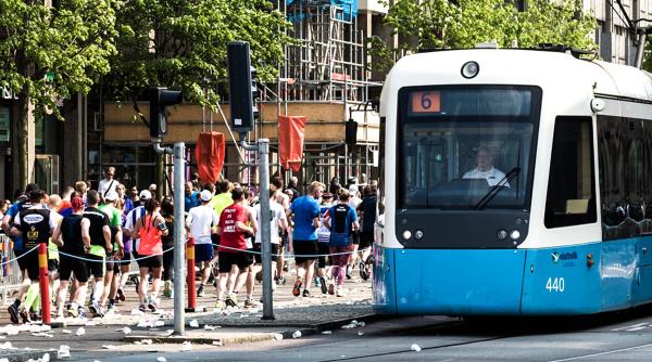 un autobuz autonom cu pasageri s a ciocnit cu un tramvai in prima zi de functionare in suedia