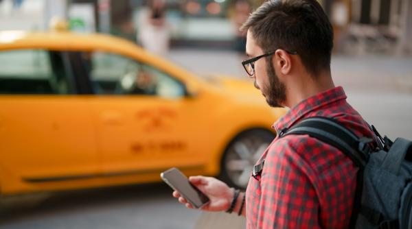 un taximetrist din bucuresti si doi complici ar fi furat telefonul unui turist britanic si au cheltuit 3 000 de euro pe haine