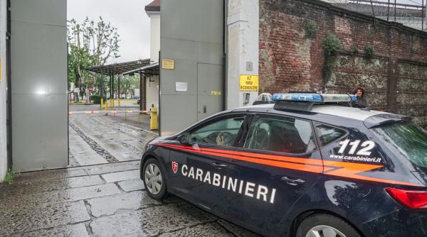 video un roman din italia a smuls un stalp de pe strada si a plecat cu el in spate