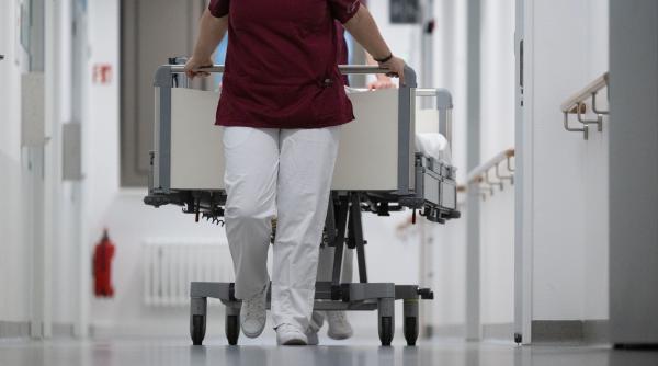 5 lei in plus pe ora pentru tura de weekend si de sarbatori in spital revolta in sistemul medical din cauza legii salarizarii