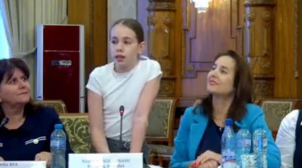 eleva de clasa a 5 a in lacrimi in timp ce ministrul educatiei se uita in telefon nu mi doresc voci care sa mi spuna ca sunt zero