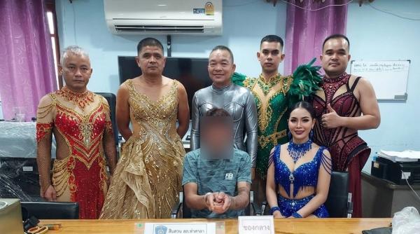 niste politisti thailandezi s au deghizat in dansatoare atragatoare ca sa poata sa se apropie de un infractor si sa l aresteze