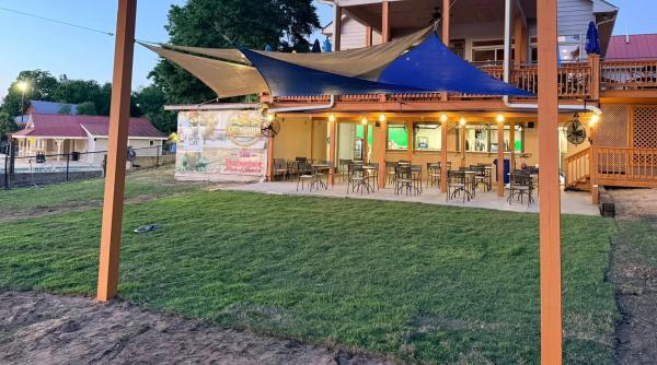 o femeie a murit pe loc dupa ce a fost lovita de o umbrela de soare in timp ce lua masa cu sotul ei pe terasa unui restaurant din sua
