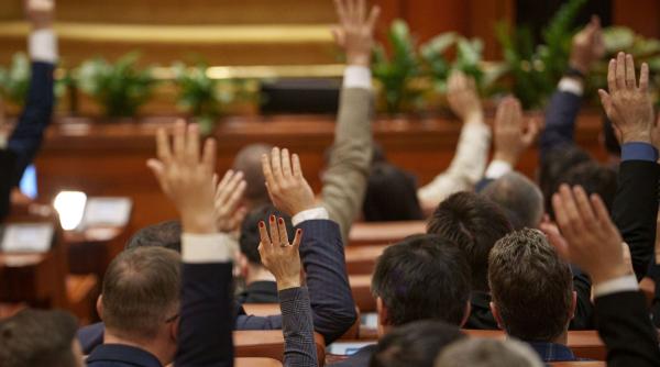 parlamentarii vor avea venituri cu pana la 3 000 de lei mai mari nu sunt cresteri in sanatate salariile vor ingheta