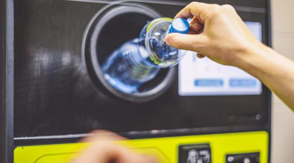 un barbat s a dus la aparatul de reciclare cu aproape 8 000 de sticle si doze si l a tinut ocupat 8 ore cati bani a incasat