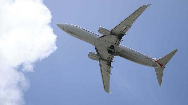 american airlines va instala sistemul starlink de la spacex in peste 500 dintre avioanele sale pentru wi fi in timpul zborurilor