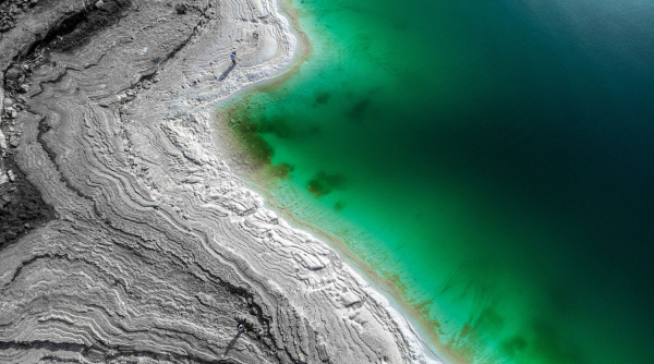 in inima unui desert de sare o mare moare accelerat unul dintre cele mai spectaculoase ecosisteme dispare iar salvarea e incerta
