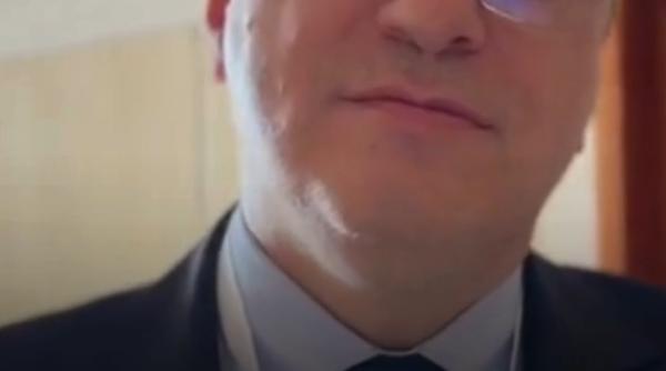 Ministrul Educației explică momentul viral cu eleva în lacrimi pe care a ignorat-o pentru că se uita în telefon