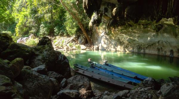 operatiune de salvare contracronometru in laos sapte oameni sunt blocati intr o pestera de o saptamana