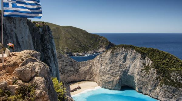pe insula greceasca zakynthos un turist a supravietuit in mod miraculos in urma unui incident ireal operatiunea de salvare filmata