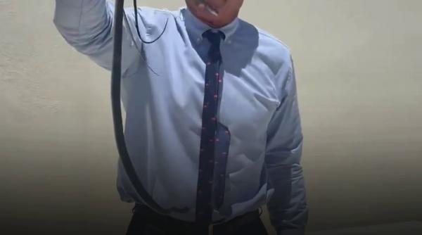 Robert F. Kennedy Jr. a prins cu mâinile goale doi șerpi care se zvârcoleau pe terasa vilei doctorului Oz 