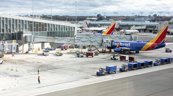 trump se pregateste sa blocheze aeroporturile asa numitelor orase sanctuar dupa protestele anti ice ce metropole sunt in pericol