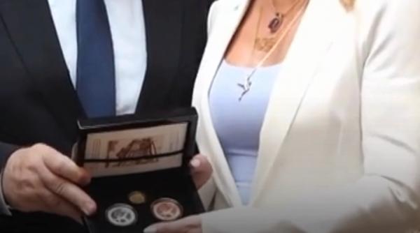 bnr a lansat trei monede dedicate nadiei comaneci la 50 de ani de la primul 10 perfect