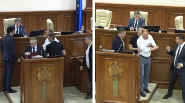 circ in parlamentul moldovean primarul chisinaului ion ceban a fost scos din sala dupa ce s a imbrancit pentru a vorbi la tribuna