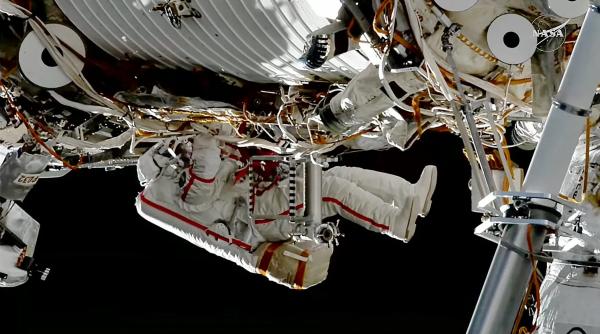 cosmonautii rusi au instalat un telescop solar pe statia spatiala internationala dupa o iesire in spatiu de 6 ore