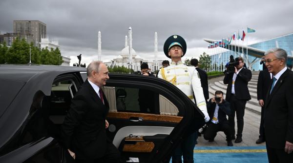 paranoia lui putin atinge noi cote coloana sa oficiala are masini cu sisteme de razboi electronic si platforma pentru mitraliera