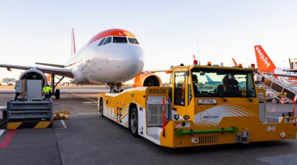 pe aeroportul din amsterdam un robot muta avioanele pe pista ca sa se economiseasca kerosenul