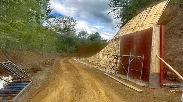 drumul regelui se reconstruieste pe aici trecea familia regala spre statiunea vata unde este cum arata acum si cand va fi gata