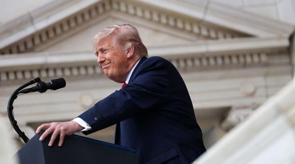 administratia trump renunta la noua regula privind cererile de rezidenta permanenta