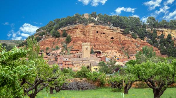 au cumparat un sat parasit din spania si acum invita strainii sa l readuca la viata construim o comunitate care se intretine singura