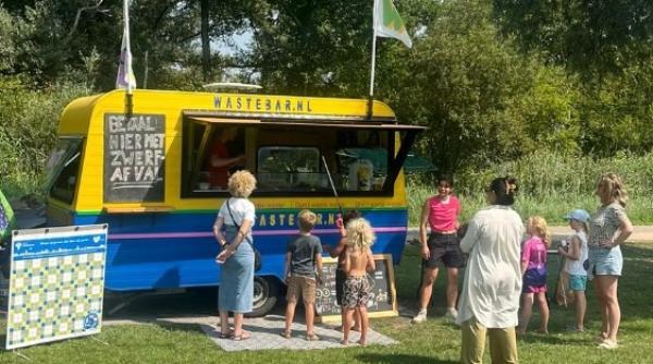 la un food truck din olanda oamenii nu platesc cu bani ci cu mucuri de tigara stranse de pe jos initiativa unica impotriva poluarii