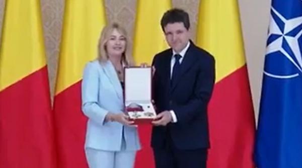 nicusor dan la decorarea nadiei comaneci va felicit pentru ca nu ati fost doborata de glorie si ati ramas o persoana vie