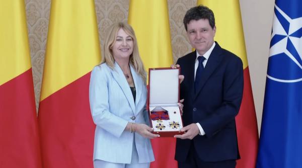 nicusor dan la decorarea nadiei comaneci va felicit pentru ca nu ati fost doborata de glorie si ati ramas o persoana vie
