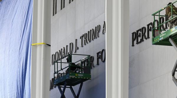 numele lui donald trump trebuie sters de pe kennedy center a decis un judecator din sua