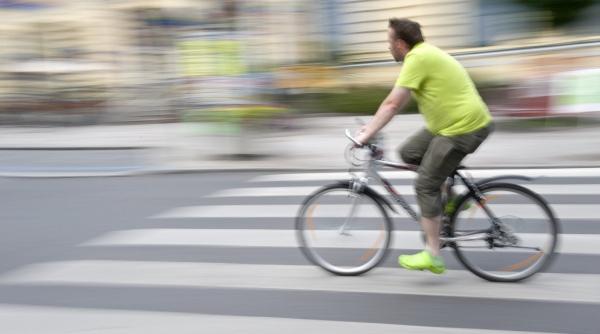 un barbat a fost concediat dupa 33 de ani pentru ca venea cu masina la munca desi era platit sa vina cu bicicleta