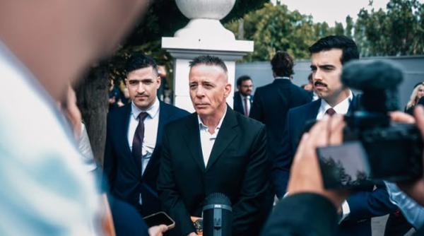 afd si vox alaturi de fostul sef al politiei de frontiera americane si de un lider nationalist alb la un summit al remigratiei