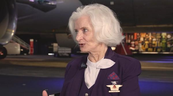 dupa 66 de ani in aer cea mai longeviva stewardesa se pensioneaza primele zile ale aviatiei erau cu uniforme la moda si mult lux