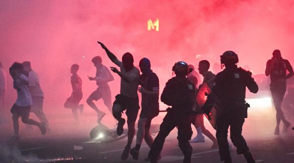 haos pe strazile parisului dupa ce psg a castigat finala ligii campionilor sute de suporteri arestati dupa batai cu politia