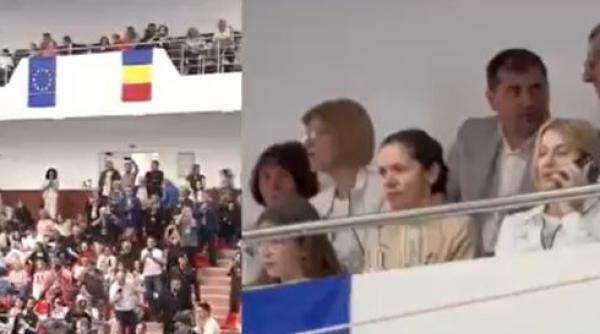 nadia comaneci a fost intampinata cu urale si aplauze la onesti prima doamna mirabela gradinaru a fost prezenta la eveniment