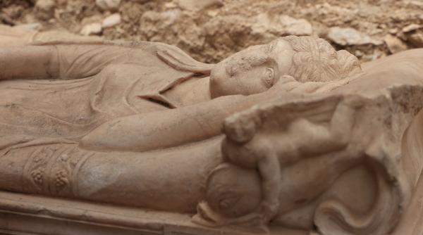 descoperire arheologica rara in orasul antic olympos un sarcofag bogat in ornamente a fost gasit intr un mormant monumental