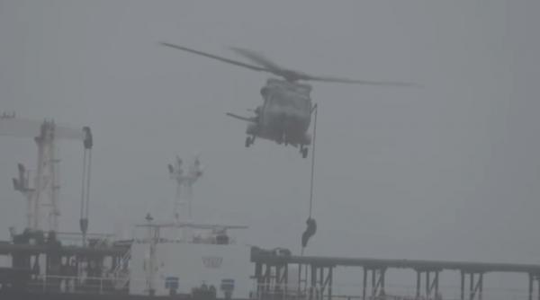 inca un petrolier din flota fantoma rusa a fost sechestrat in atlantic emmanuel macron a facut publice imagini din timpul operatiunii