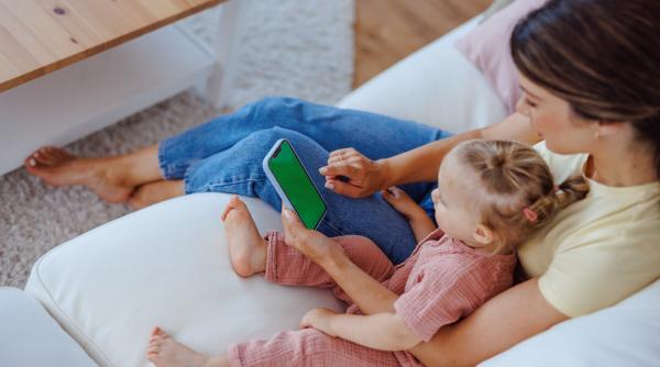 puneti telefonul deoparte suedia indeamna parintii sa limiteze folosirea telefoanelor in prezenta copiilor lor