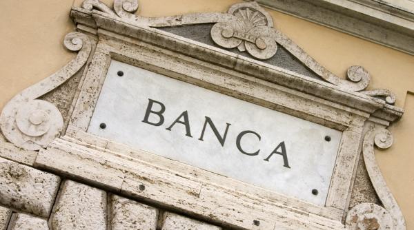 un hot s a apucat sa sape un tunel ca sa jefuiasca o banca din roma pana l a terminat agentia s a inchis