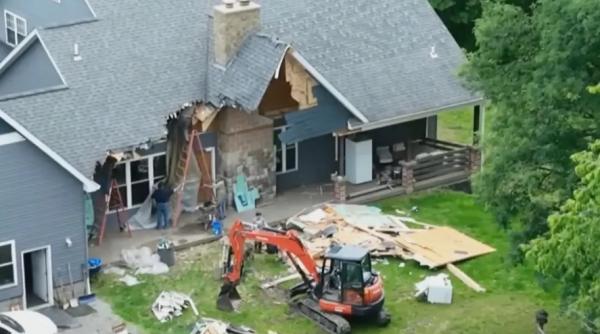 amenintat cu divortul un barbat i a spus sotiei ca darama casa apoi s a urcat in excavator si asta a facut
