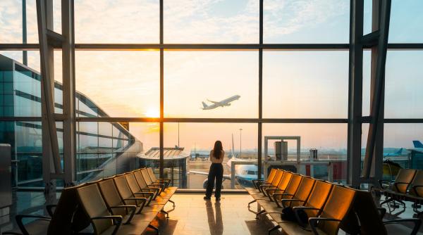 ca sa ajunga din italia in sua o persoana a schimbat 3 companii aeriene si a trecut prin 5 aeroporturi cat a costat biletul