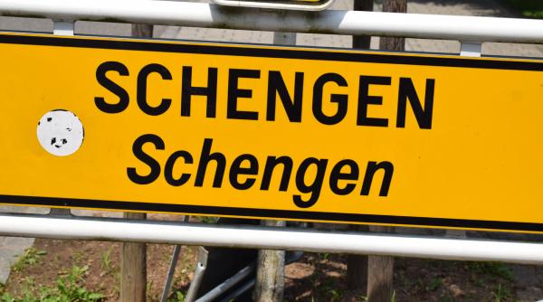 comisia le cere statelor sa nu mai suspende regulile schengen si sa permita circulatia libera noua tari au controale la frontiera