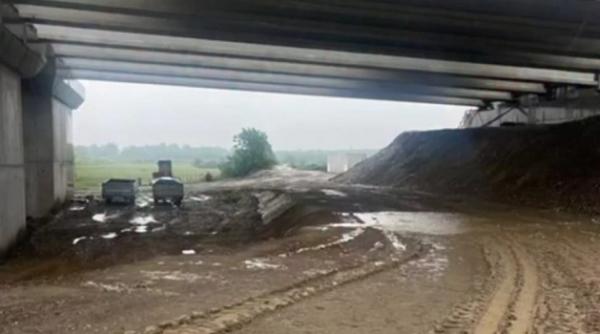 mai multe santiere de pe autostrada a7 au fost inundate dupa ploile abundente din ultimele zile cnair vijeliile blocheaza activitatea