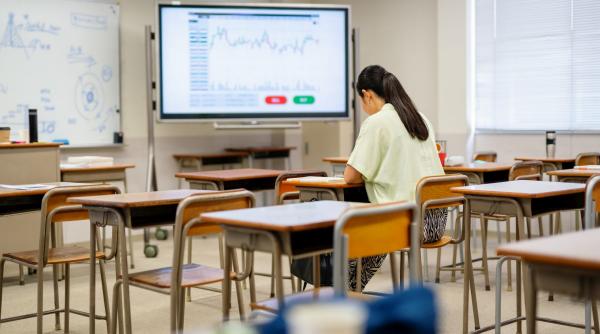 tanara care face 14 facultati in acelasi timp si are si un loc de munca am desigur si o viata privata