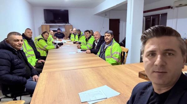 revoltator directorii unei companii locale si au dublat salariile cum explica simplu la angajati nu s a putut sunt blocati